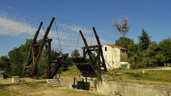 Comment concilier les intérêts politiques et les besoins sociaux dans les grands projets d'infrastructure ?